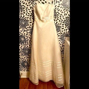 Stunning Strapless Gown in Off White Size 2